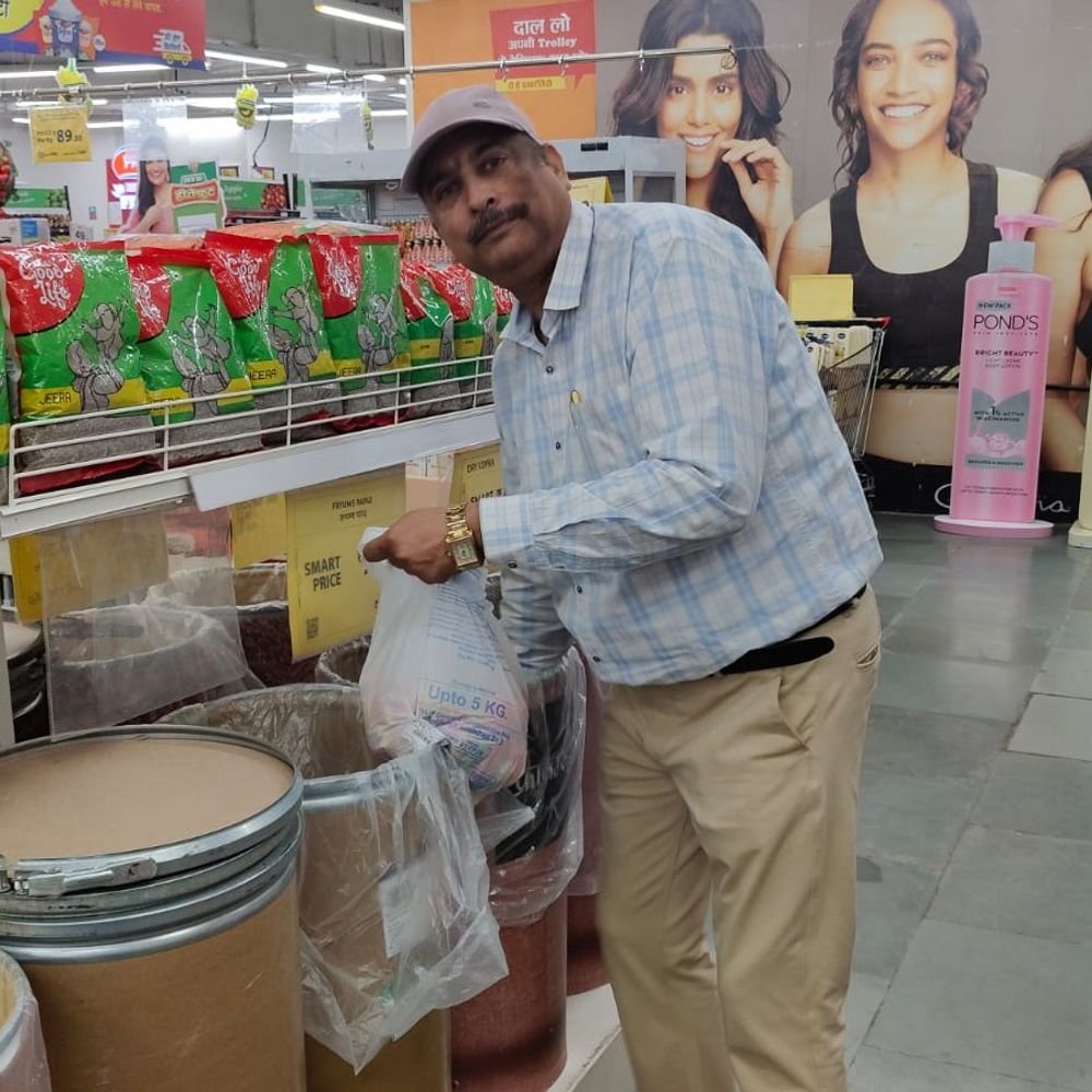 बरेली में 127 किलो मिलावटी मिठाई नष्ट कराई:रिलायंस और डी-मार्ट से लिए सैंपल, जांच के लिए लैब भेजे