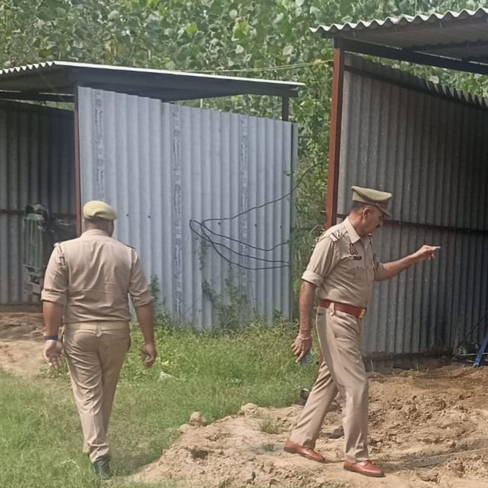 बिजनौर में मकान से अवैध-पटाखे और बनाने का सामान बरामद:मस्जिद के सामने पुलिस ने की छापेमारी, 3 पर केस दर्ज; दो आरोपी फरार
