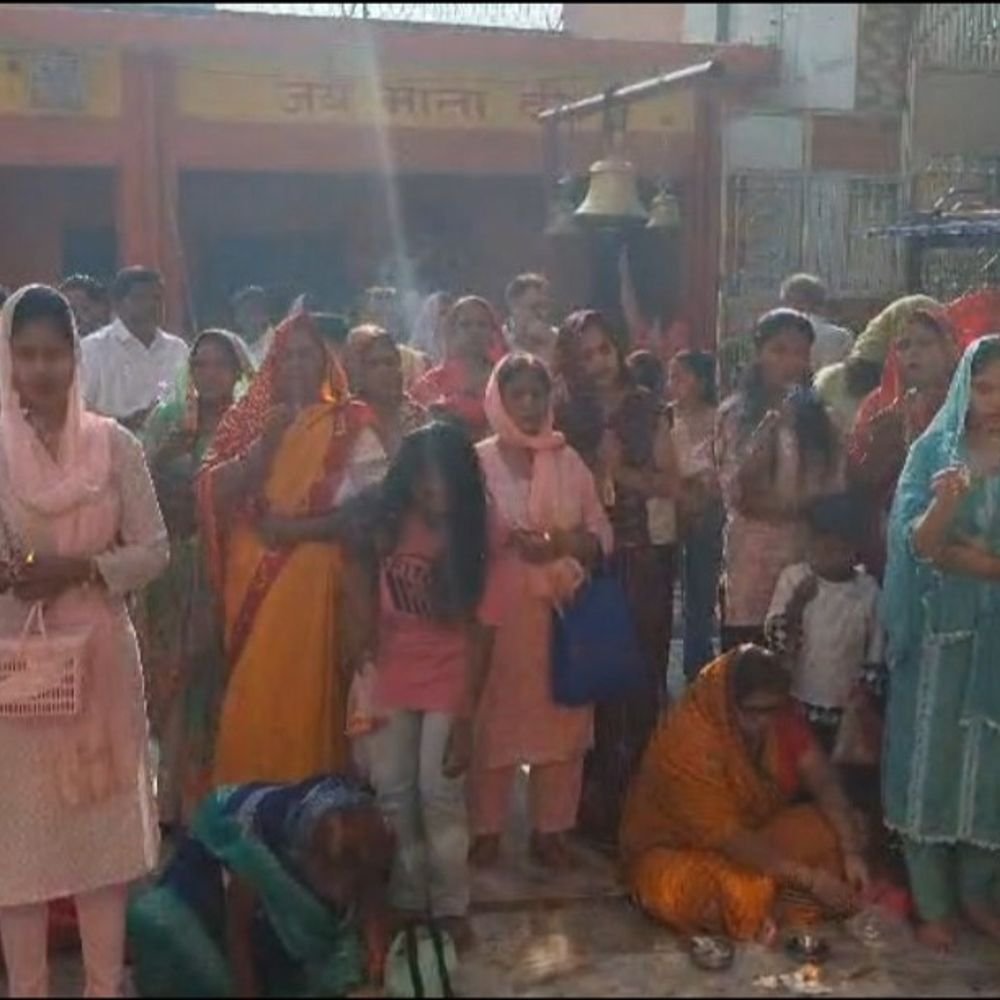 बदायूं में अष्टमी पर महागौरी पूजन:नगला शक्तिपीठ पर उमड़े श्रद्धालु, घरों में कन्या पूजन संपन्न हुआ