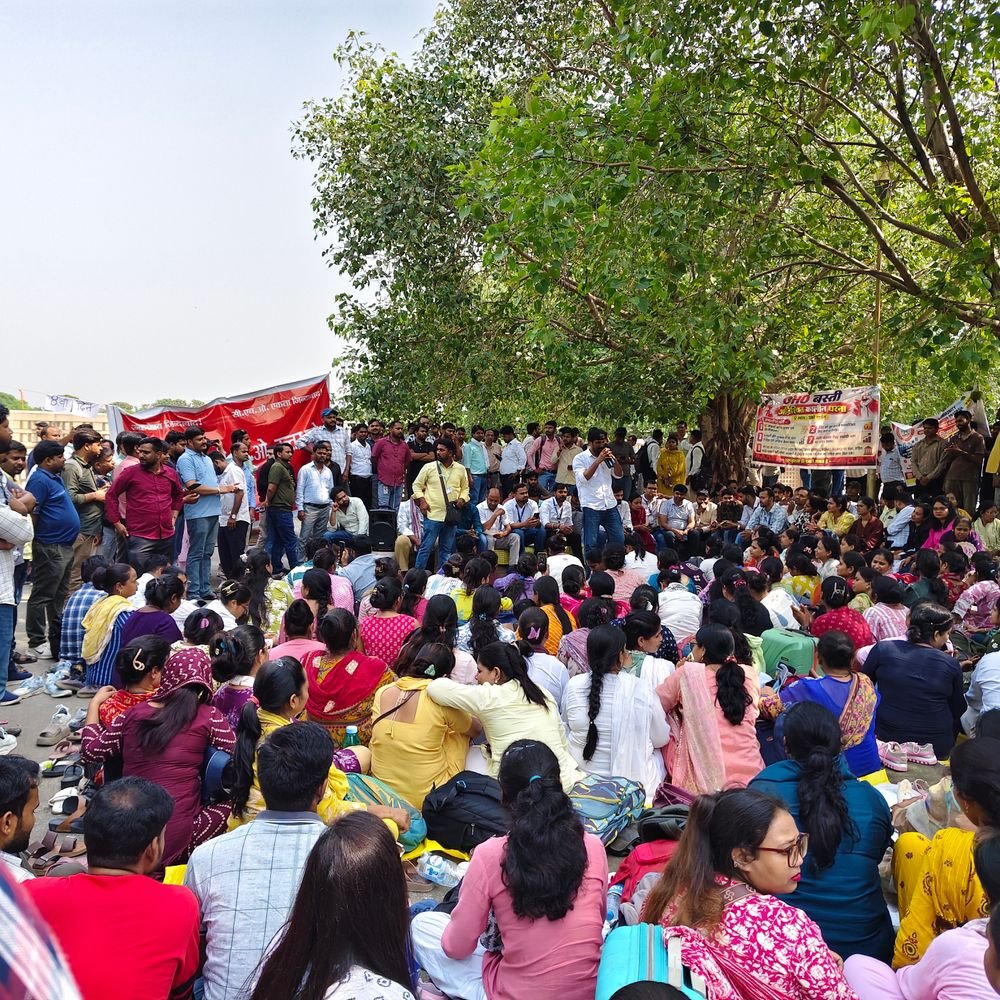 लखनऊ में सीएचओ का धरना:संगठनों ने मुख्यमंत्री से मांगा समय, लंबित मांगों के समाधान की अपील