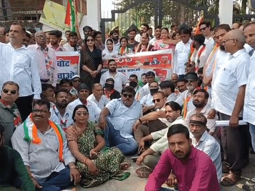 अलीगढ़ में मुख्य चुनाव आयुक्त के खिलाफ प्रदर्शन:सेंटर पॉइंट से कलेक्ट्रेट तक निकाला जुलूस, ‘वोट चोर गद्दी छोड़’ के नारों से गूंजा इलाका
