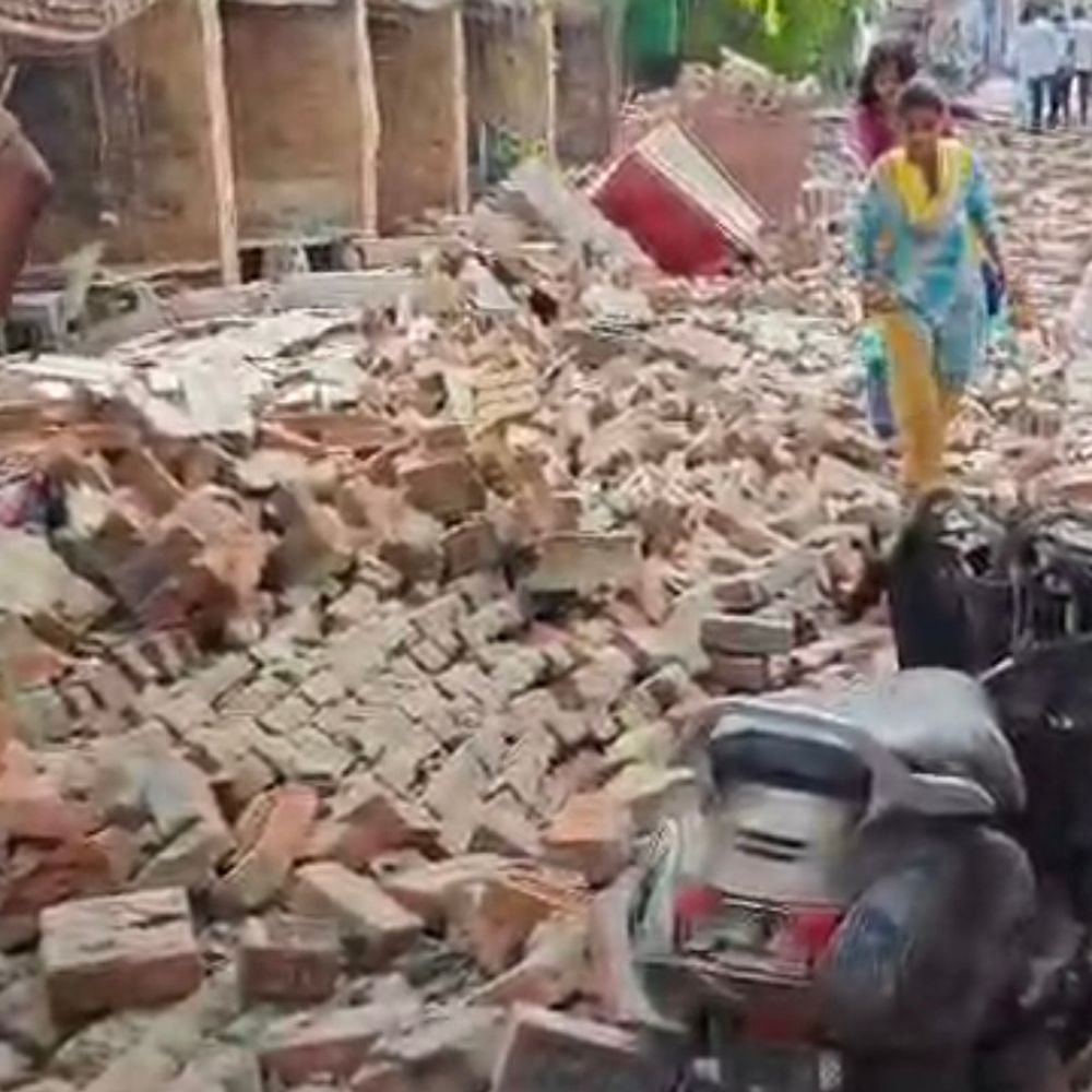लखनऊ में जर्जर दीवार भरभराकर गिरी, महिला घायल:मलबे में 8 मोटरसाइकिलें दबीं, पुलिस ने जेसीबी से मलबा हटाया