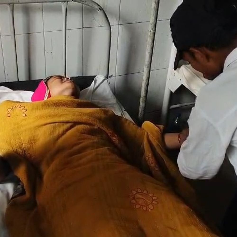 कपड़े सुखाते समय करंट की चपेट में आई बहू:सीतापुर में बचाने पहुंचे ससुर भी झुलसे, दोनों गंभीर