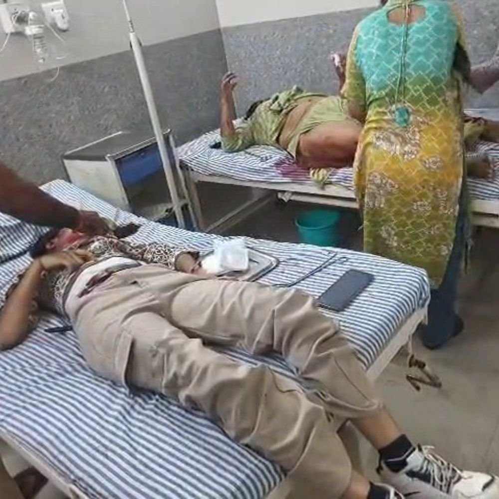 उन्नाव में लोडर की टक्कर से किशोरी की मौत:राजधानी मार्ग पर वी-मार्ट के पास हादसा, दवा लेने आई मां गंभीर घायल