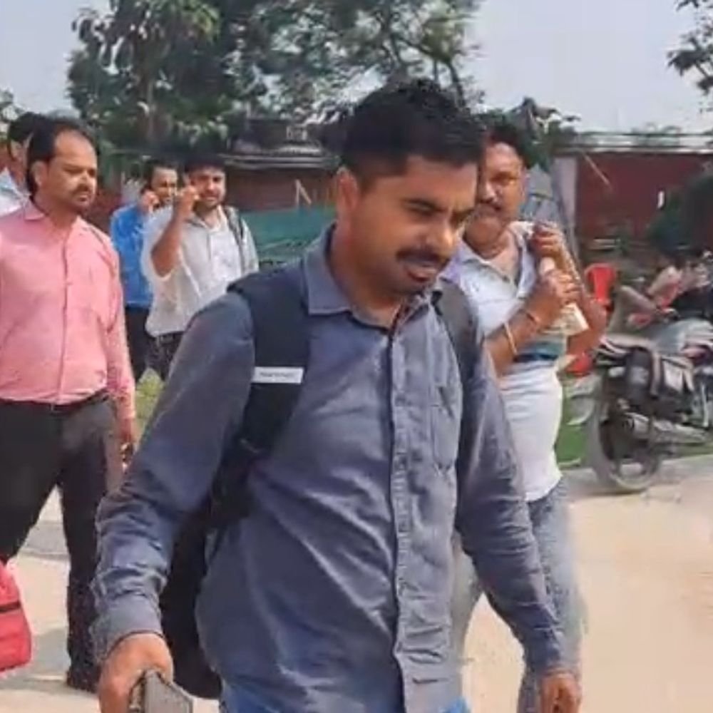 हाथरस में एमएलसी चुनाव के लिए पोलिंग पार्टियां रवाना:कल सुबह 8 से शाम 4 बजे तक 8 मतदान केंद्रों पर होगी वोटिंग, सुरक्षा के पुख्ता इंतजाम