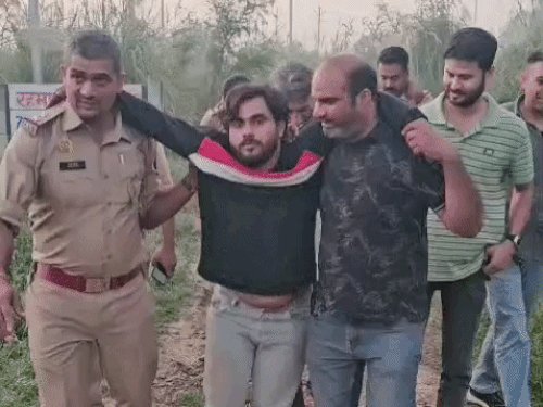मेरठ में दिन निकलते ही लुटेरों से पुलिस की मुठभेड़:गाजियाबाद से मेरठ आकर करते वारदात, परतापुर-कंकरखेड़ा की वारदात कबूलीं, बाइक फिसलने से हुए घायल