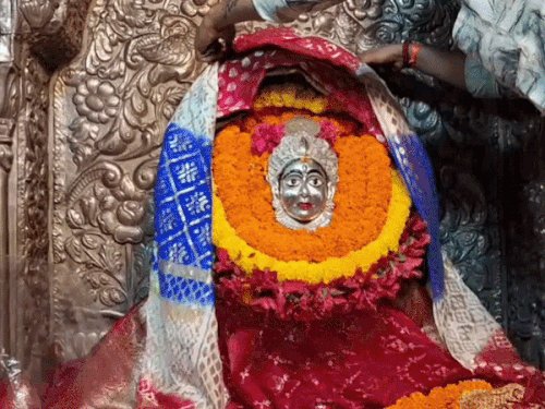 मां अन्नपूर्णा के दरबार में उमड़ी भक्तों की भीड़:मंदिर के बाहर लगी लंबी कतार,पुजारी बोले-माता के दर्शन से धन-धान्य की होती है प्राप्ति