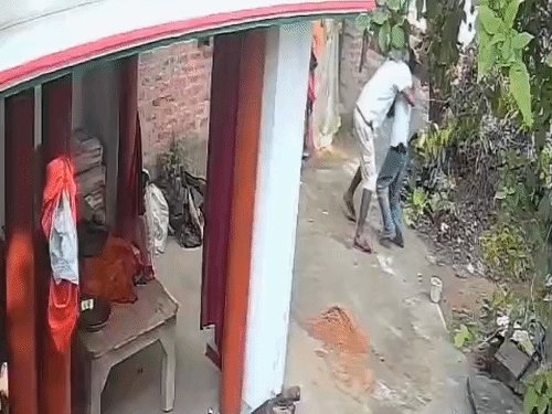 अम्बेडकरनगर में पुरानी रंजिश में मारपीट, VIDEO:6 लोगों के खिलाफ मुकदमा दर्ज, पुलिस ने शुरू की जांच