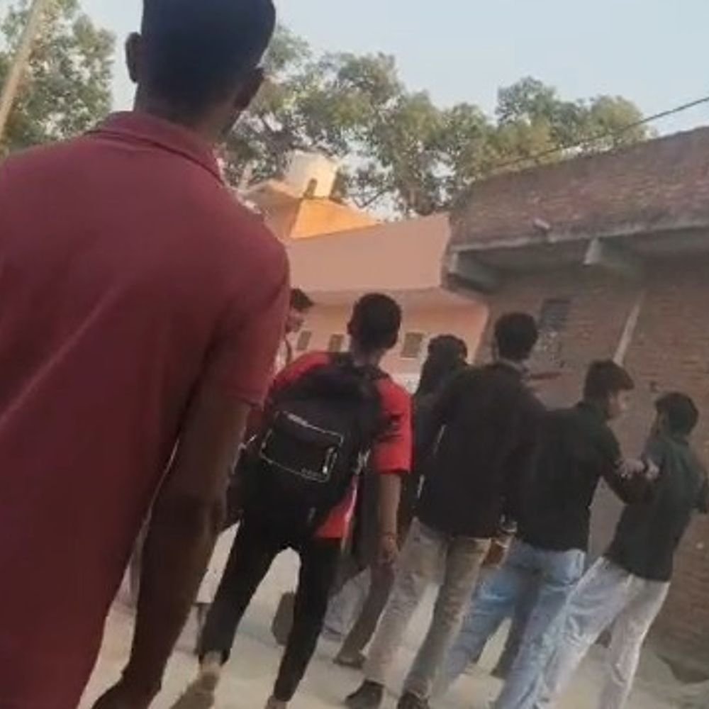 रामलीला मेले में छात्रों के दो गुट भिड़े, VIDEO:बेल्टों से की मारपीट, पुलिस वीडियो से युवकों की पहचान में जुटी