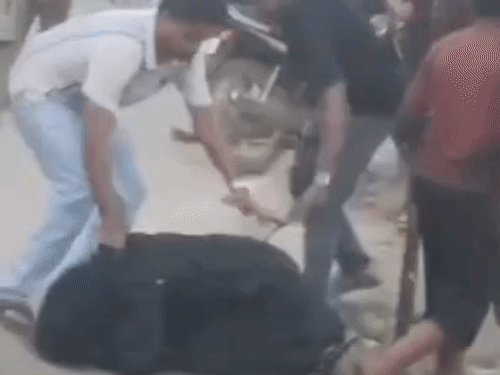 उन्नाव में दीवार बनाने पर रिश्तेदारों में मारपीट, VIDEO:चार लोग गिरफ्तार, बीच चौराहे पर महिला को गिराकर पीटा था
