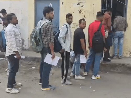 गाजियाबाद में आज PET परीक्षा, 12वीं तक स्कूलों में छुट्‌टी:44 केंद्रों पर सुरक्षा का कड़ा पहरा, आधा घंटा प्रवेश बंद