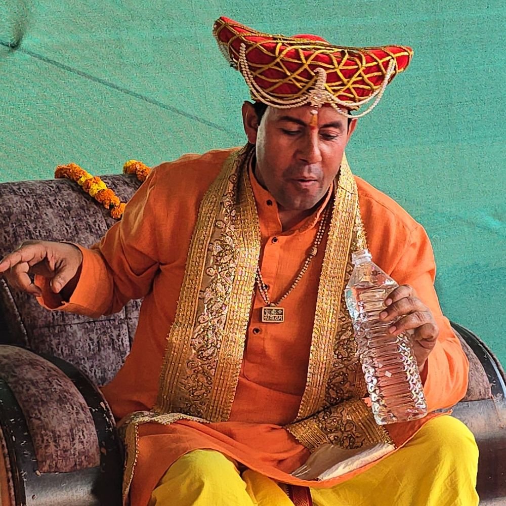 जेल से बाहर आते ही सजने लगा बाबा का दरबार:छेड़छाड़ और दुष्कर्म के प्रयास के आरोपों में तीन महीने जेल काटी; अंदर भी इलाज करने का दावा
