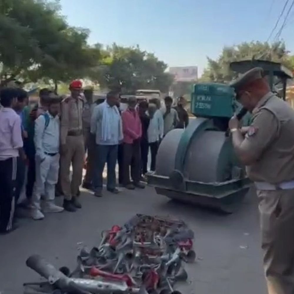 ट्रैफिक पुलिस ने 172 अवैध हॉर्न-साइलेंसर पर रोड रोलर चलवाया:डेढ़ महीने में जब्त 160 प्रेशर हॉर्न और 12 मोडिफाइड साइलेंसर किए नष्ट