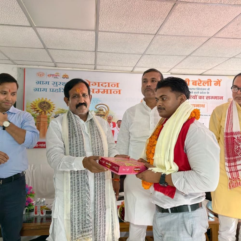 योगी सरकार ने बढ़ाया मानदेय, भदोही में खुश चौकीदार:मुख्यमंत्री का जताया आभार, पुलिस के साथ मिलकर काम करने का लिया संकल्प