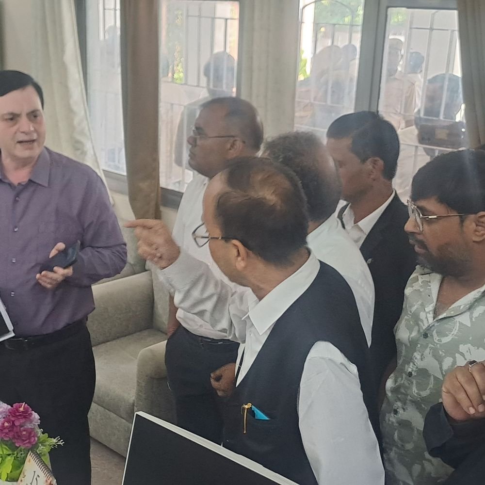 अधिवक्ताओं से मुलाकात न होने पर डीएम ने दी सफाई:बलरामपुर में बोले- पहले से सूचना नहीं थी, ज्ञापन लेने से इनकार का सवाल ही नहीं