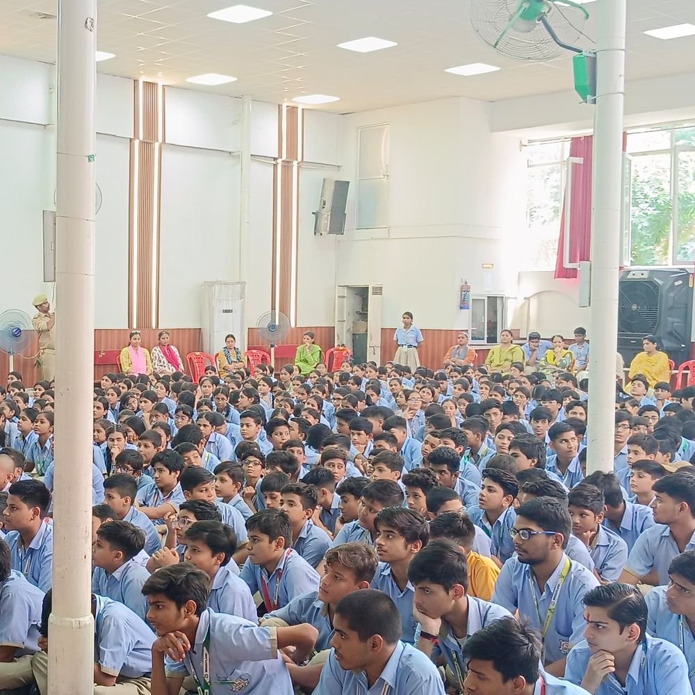 महिला सशक्तिकरण पर जागरूकता कार्यक्रम:अलीगंज पुलिस ने विद्यार्थियों को समझाया सोशल मीडिया के सुरक्षित इस्तेमाल का महत्व