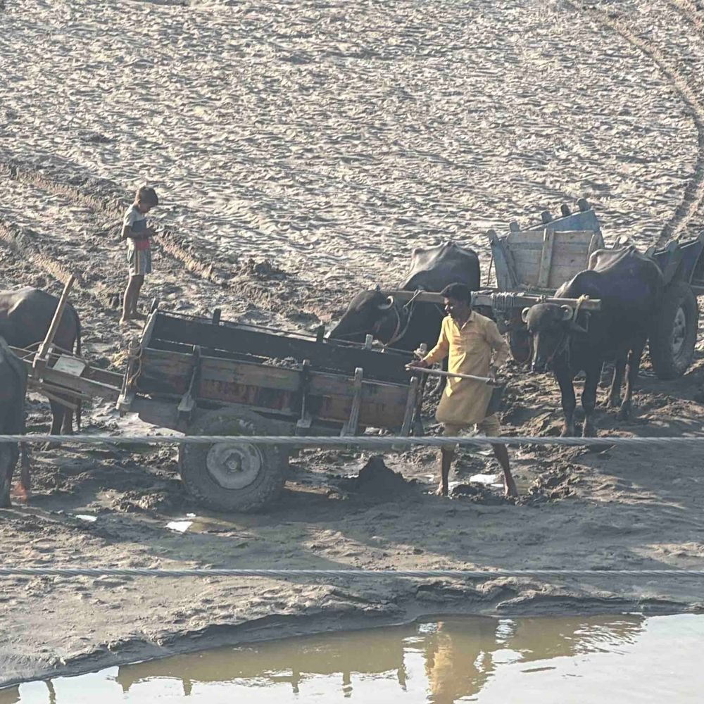 पीलाखार नदी में अवैध रेत खनन शुरू, कटान का डर:किसानों को बरसात में जमीन कटने की आशंका; विभाग ने जांच के निर्देश दिए