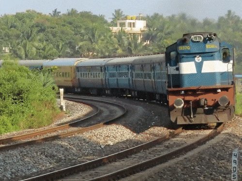 झांसी में यात्री परेशान, दिल्ली से लेट पहुंच रहीं ट्रेनें:वंदे भारत, शताब्दी और राजधानी भी देरी से झांसी आईं, एक्सप्रेस ट्रेनों का भी बुरा हाल