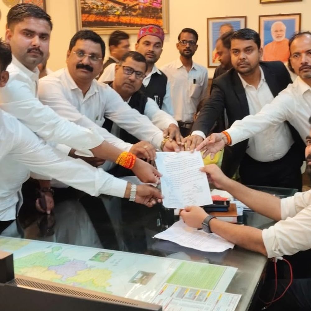 अधिवक्ताओं ने लाइसेंस प्रक्रिया में भ्रष्टाचार का लगाया आरोप:महराजगंज में डीएम को सौंपा शिकायती पत्र, एआरटीओ और डीटीआई की भूमिका की जांच की मांग