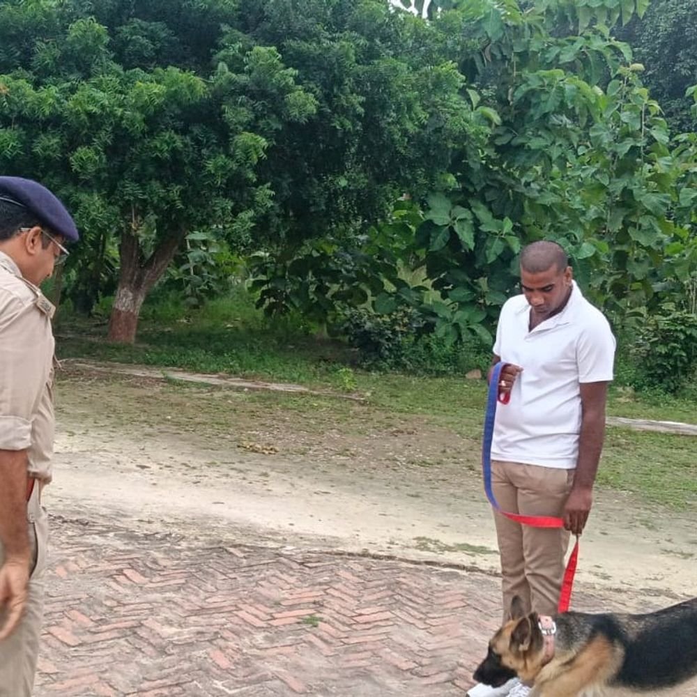 एएसपी ने पुलिस लाइन में परेड की सलामी ली:मऊ में वाहनों और सुरक्षा उपकरणों की जांच के दिए निर्देश