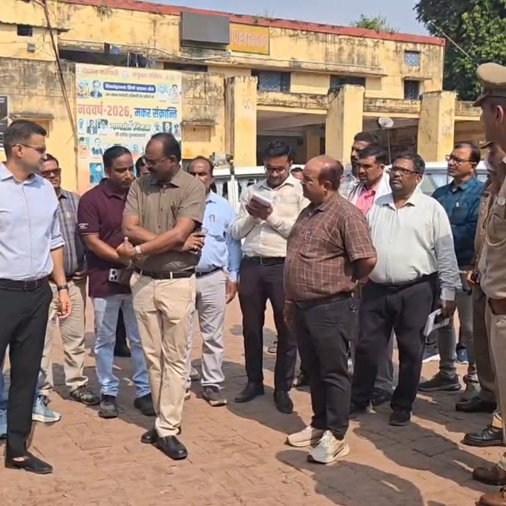 डीएम-एसएसपी ने शिकोहाबाद बस स्टैंड का औचक निरीक्षण किया:यात्रियों की सुरक्षा पर जोर, सड़क पर बस खड़ी करने पर रोक