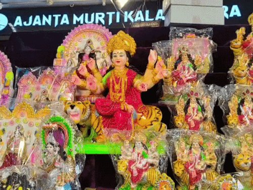 नवरात्र के लिए अष्टभुजा-सांझी मूर्तियों की सबसे ज्यादा मांग:100 रुपए से 25000 रुपए तक की मूर्तियां उपलब्ध, कलश और पूजा सामग्री की भी खरीदारी तेज