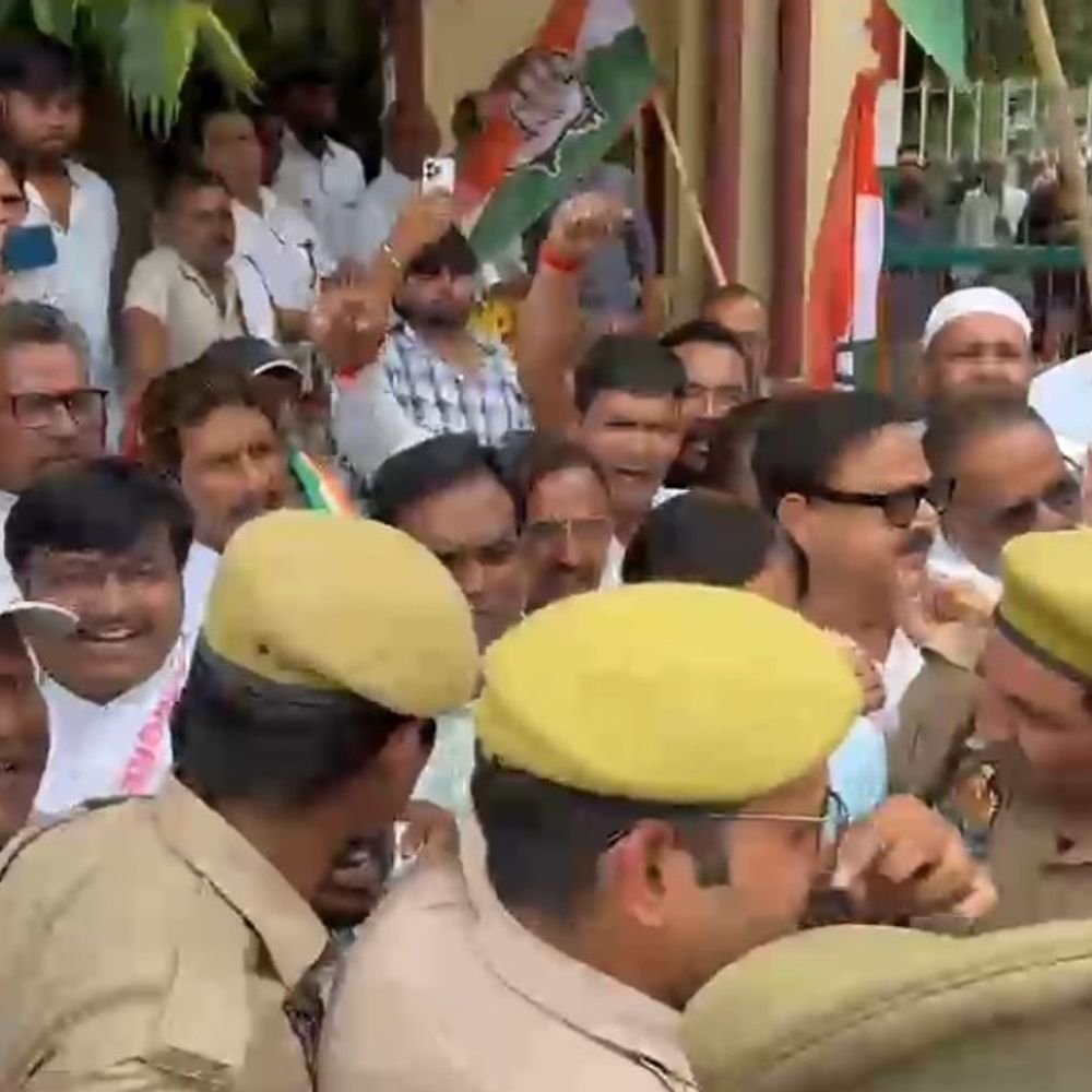 बुलंदशहर में कांग्रेस जिलाध्यक्ष और कार्यकर्ताओं पर FIR:मुख्य चुनाव आयुक्त के खिलाफ प्रदर्शन में पुलिस से धक्का-मुक्की का आरोप