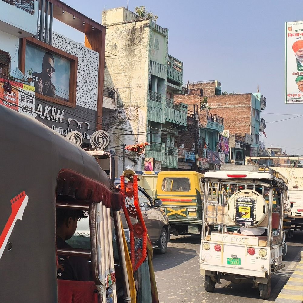 इलाहाबाद-झांसी MLC चुनाव: हरवारा बूथ के बाहर जीटी-रोड पर जाम:निजी और सरकारी वाहनों और वोटरों की भीड़ ने बढ़ाई मुसीबत