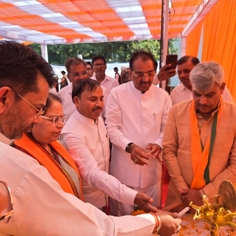 हापुड़ में निकली ज्योति कलश यात्रा:मोदी के सार्वजनिक जीवन के 25 साल पूरे होने पर जगह-जगह हुआ स्वागत