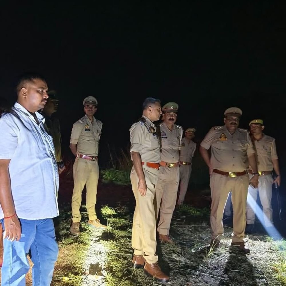 अयोध्या में पुलिस अधिकारियों ने सुरक्षा व्यवस्था का जायजा लिया:एमीघाट पर बैरिकेडिंग, प्रकाश, यातायात प्रबंधन पर एसपी ने दिए निर्देश