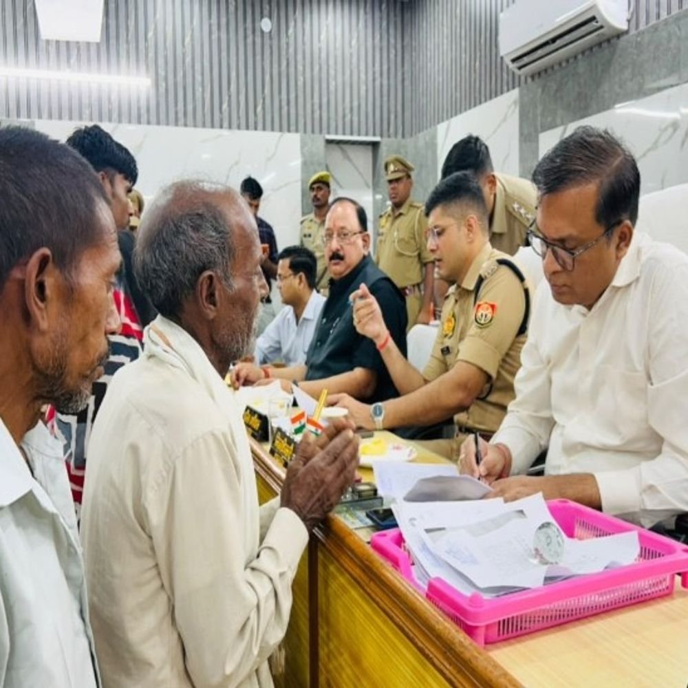 समाधान दिवस में नहीं पहुंचे बिजली विभाग के SE:शाहजहांपुर डीएम ने मांगा स्पष्टीकरण, 34 शिकायतों में 5 का मौके पर निस्तारण