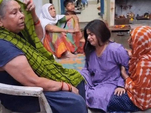 पत्नी के मायके जाने के बाद युवक ने किया सुसाइड:झांसी में भाई खाना देने गया तो फंदे पर लटका मिला, पुलिस जांच में जुटी