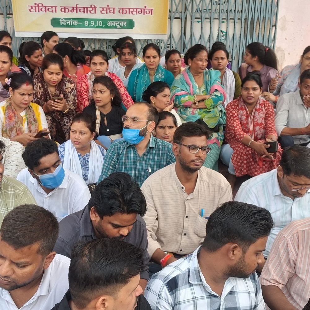 NHM कर्मचारियों ने काम बंद कर विरोध प्रदर्शन किया:समान काम-समान वेतन की मांग, 12 अक्टूबर से अनिश्चितकालीन हड़ताल की चेतावनी