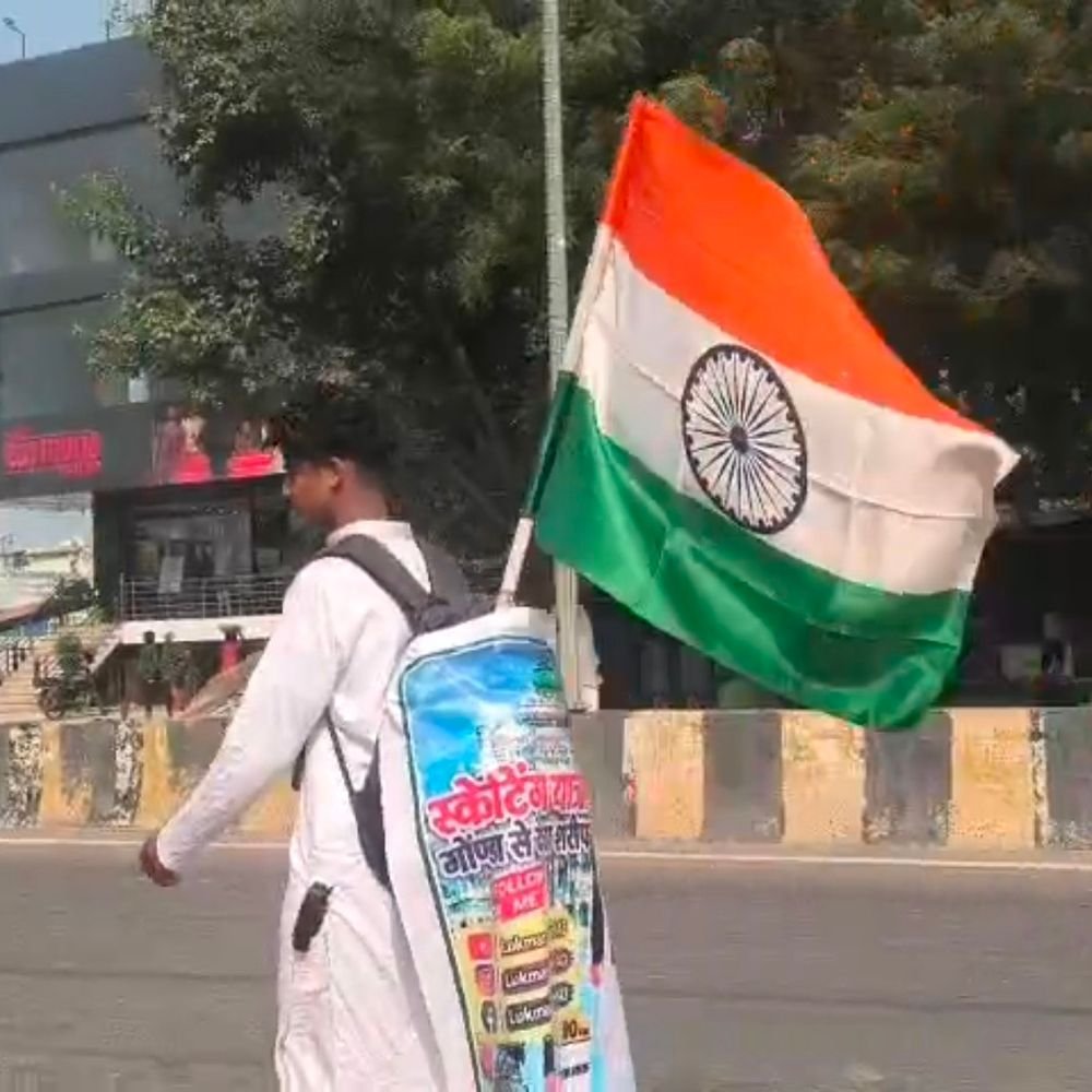 गोंडा से स्केटिंग करते हुए देवा जा रहा युवक:हाथ में तिरंगा लिए हाजी वारिस अली शाह की दरगाह पर चढ़ाएगा चादर