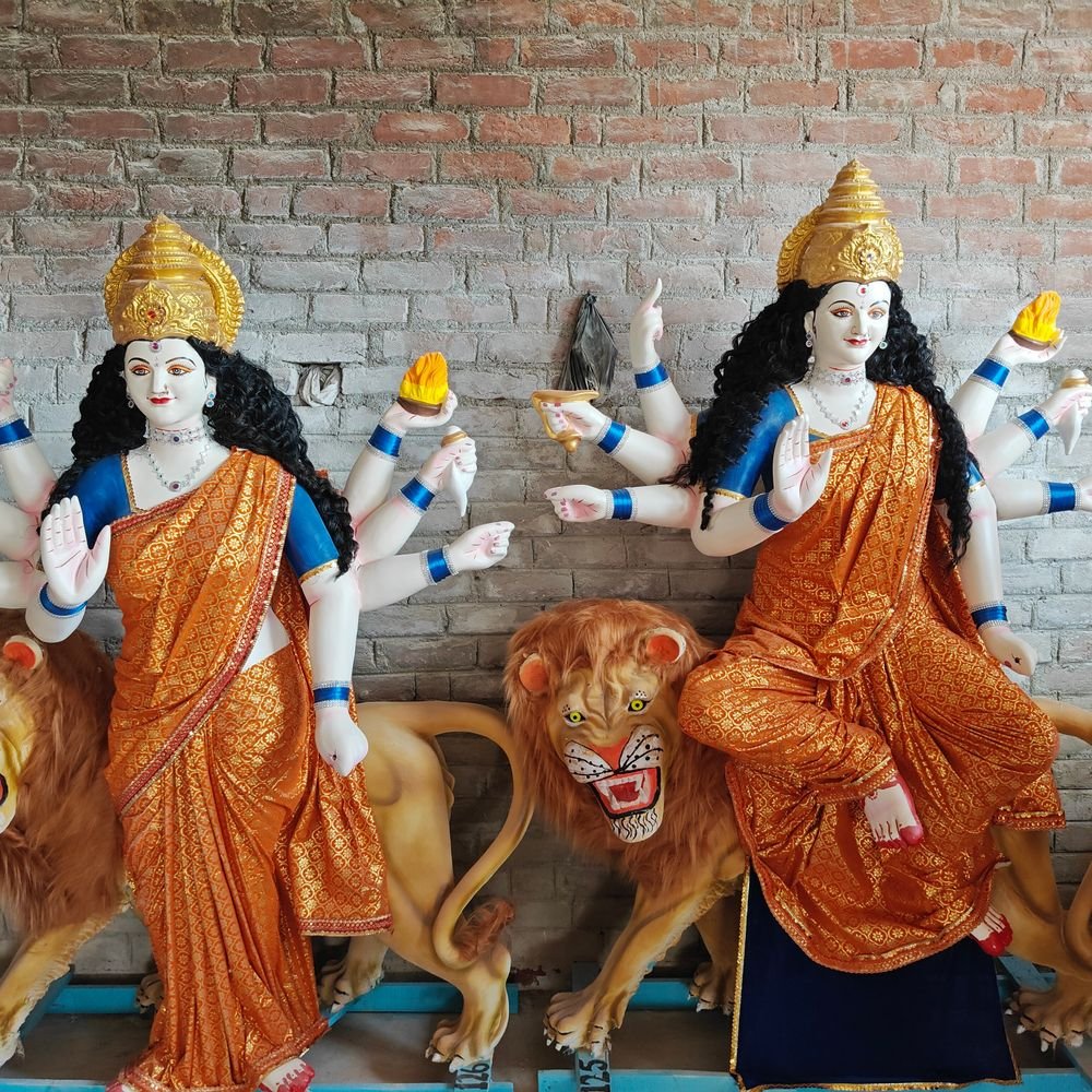 बांदा में दुर्गा प्रतिमाओं की मांग घटी:कारीगर बोले- 15 साल से बना रहे मूर्तियां, अब लागत भी नहीं निकल रही