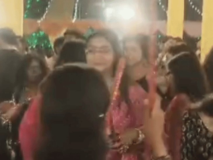 लखनऊ के IMRT बिजनेस स्कूल में डांडिया नाइट का आयोजन:संस्थान के सदस्यों परिवार संग शामिल हुए, संगीत और नृत्य का आनंद लिया