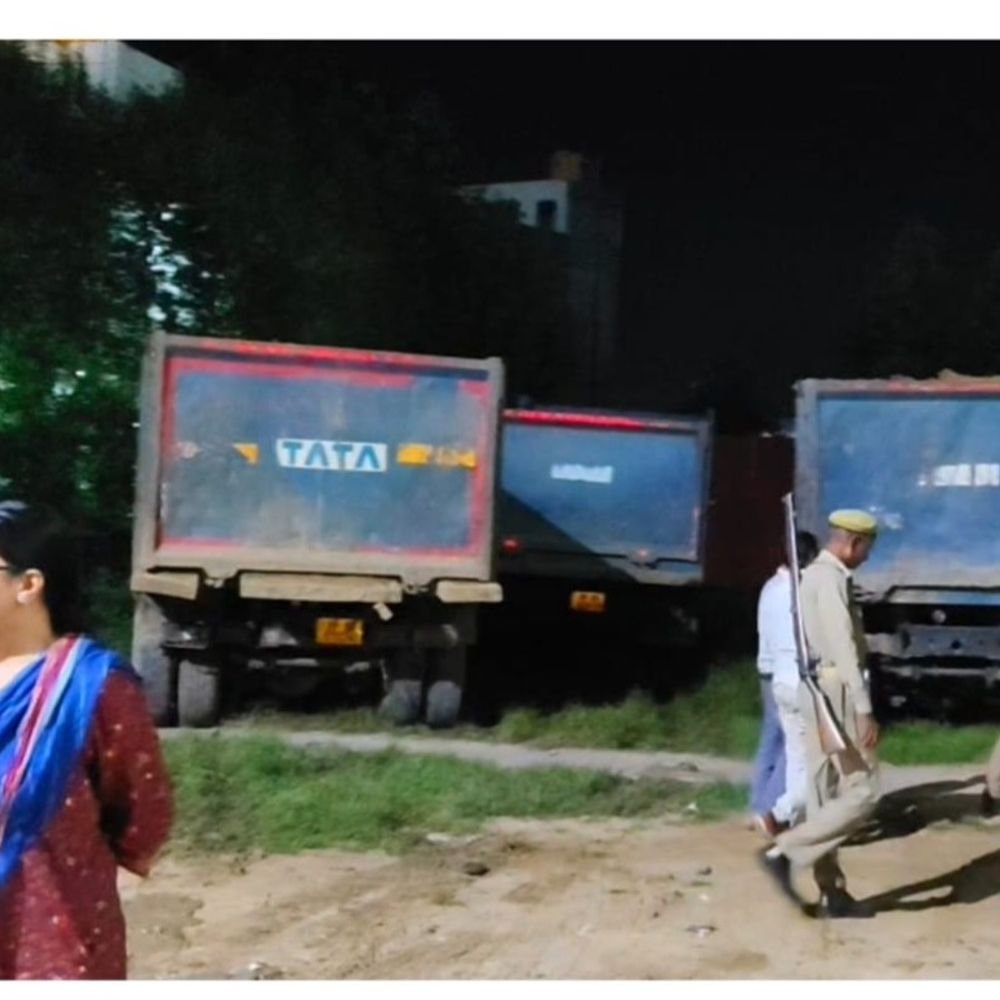 फिरोजाबाद में मिट्टी के अवैध परिवहन पर कार्रवाई:एसडीएम ने देर रात में पकड़े 3 डंपर, प्रशासन सख्त
