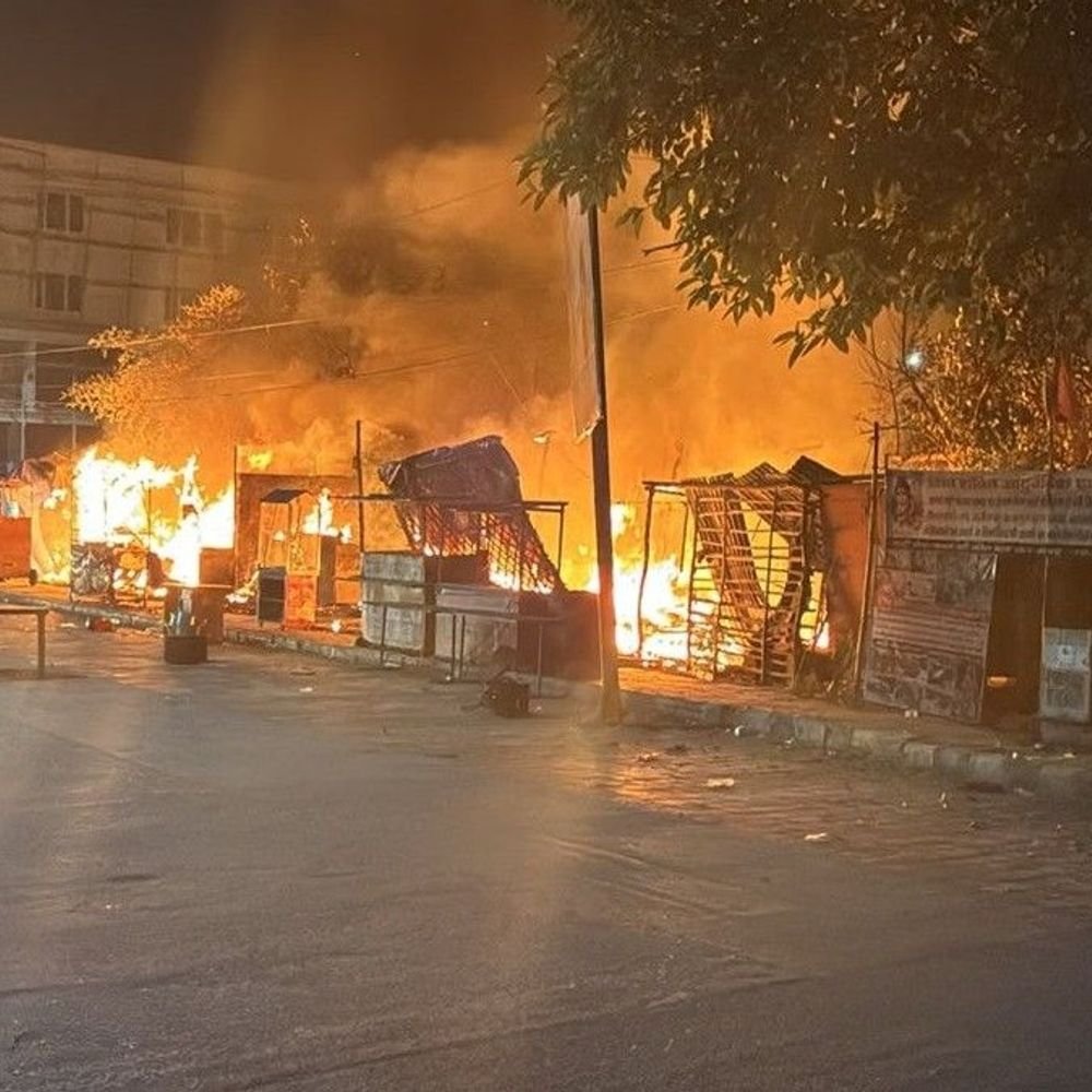 यूपी की बड़ी खबरें:आगरा में ढाबे में भीषण आग, सिलेंडर फटने से धमाका; हाईवे पर मची अफरा-तफरी