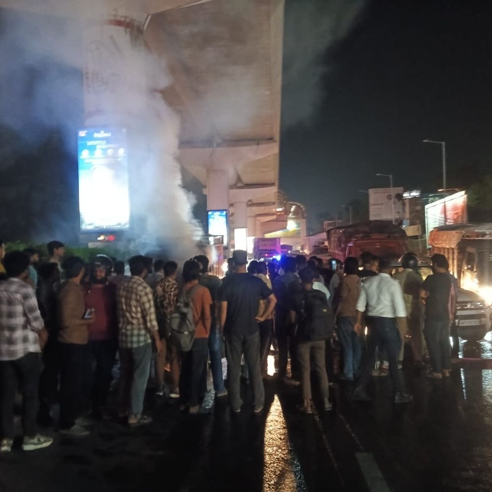 लखनऊ में बीच सड़क जलने लगा छोटा हाथी वाहन:पास से गुजरती रहीं दूसरी गाड़ियां, सबमर्सिबल से आग बुझाई