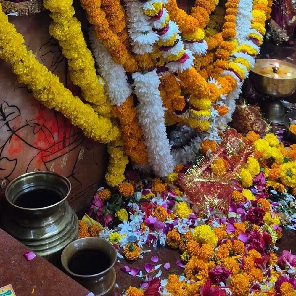 गोंडा में मां बाराही-खैरा भवानी के दरबार में उमड़े भक्त:नेपाल समेत पड़ोसी जिलों से पहुंचे श्रद्धालु, मंदिरों में पुलिस और पीएसी तैनात