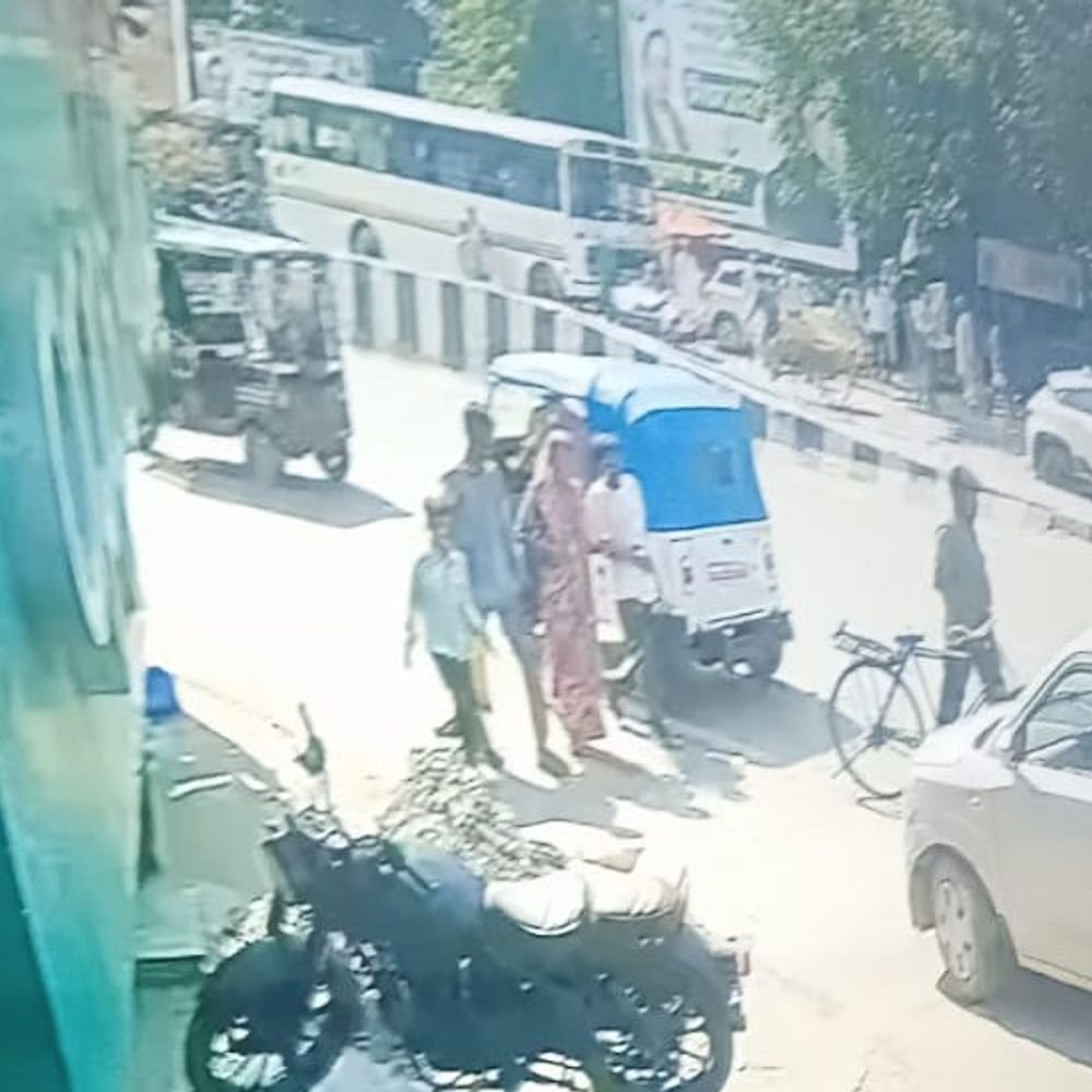 बागपत में महिला और पोते को झांसे में लेकर ठगी:युवकों ने पकौड़े और नारियल पानी पिलाकर कुंडल और ढाई हजार रुपए लेकर फरार
