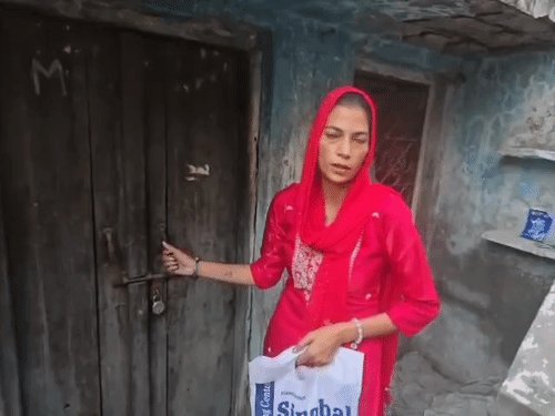 DM रविंद्र मांदड़ ने विधवा महिला को दिलवाया घर:अंजलि 6 साल से बच्चों को लेकर अपने घर पर कब्जे के लिए काट रही थी चक्कर