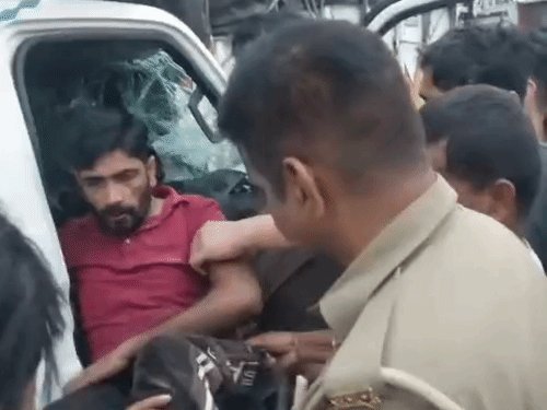 एक्सीडेंट के बाद गाड़ी में 50 मिनट फंसे रहे घायल:गाजियाबाद में फायर विभाग के जवानों ने हाईड्रॉलिक कटर से विंडो काटकर दोनों की जान बचाई