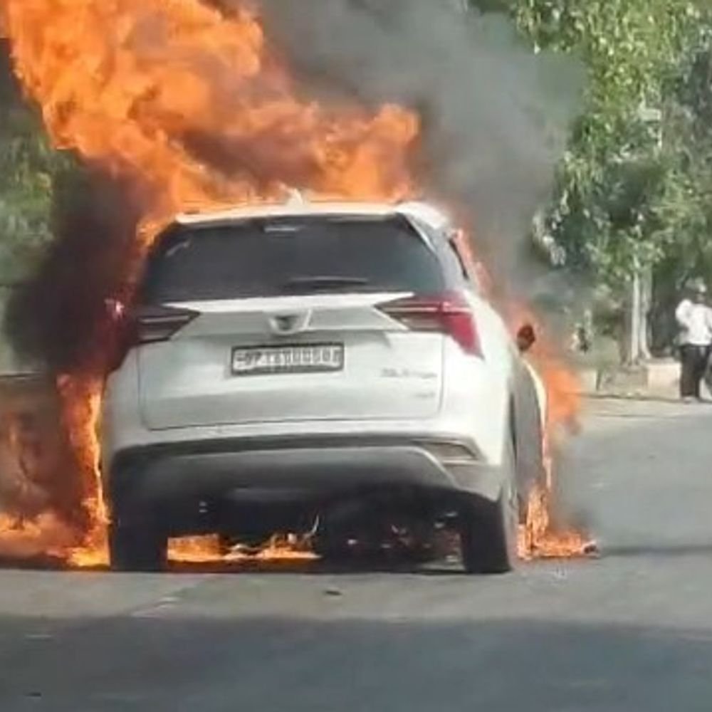 ग्रेटर नोएडा में चलती XUV कार में लगी आग:चालक ने कूदकर बचाई जान, गाड़ी में तकनीकी खराबी के चलते हादसा