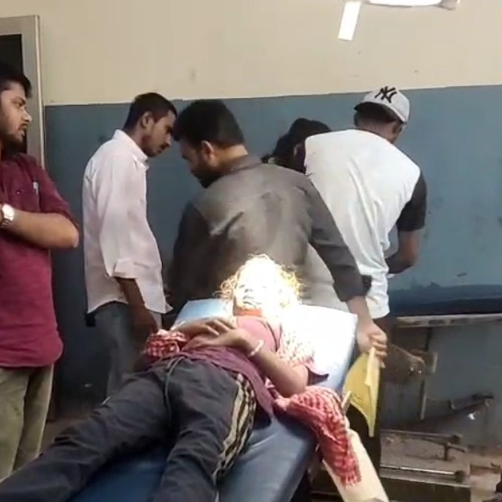 आवारा कुत्ते ने 15 साल की किशोरी को काटा:बांदा में घर से निकलते हुआ हमला, चेहरे पर लगे 10 टांके