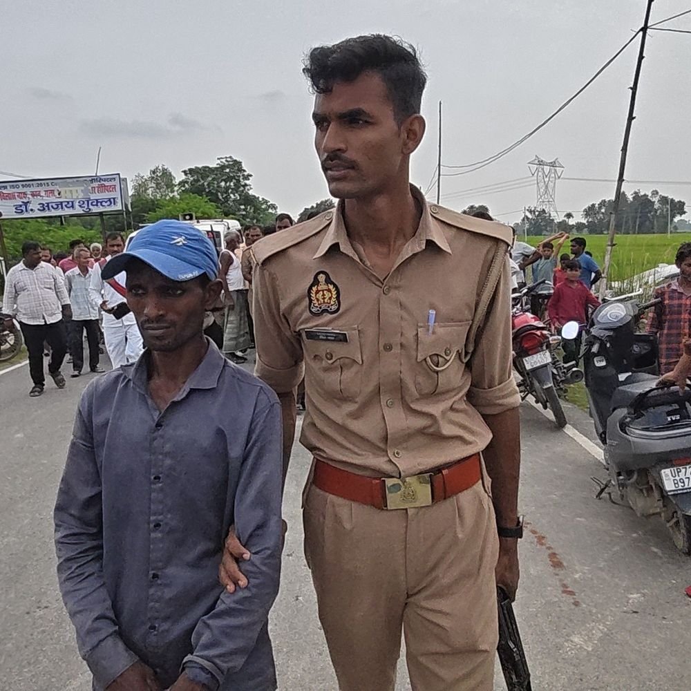 रास्ते की मांग को लेकर टावर पर चढ़ा युवक, VIDEO:प्रतापगढ़ में 2 घंटे बाद नीचे उतरा, हिरासत में लिया; SDM ने कार्रवाई के दिए निर्देश