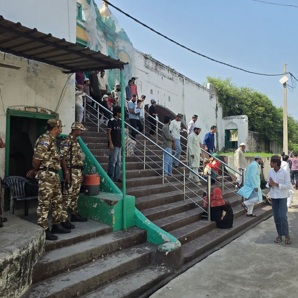 मुल्ला अफरोज की रिहाई के बाद जुमे की नमाज:पुलिस-प्रशासन रहा अलर्ट, शांतिपूर्ण तरीके से अदा हुई नमाज; देश में अमन-चैन की दुआ मांगी गई