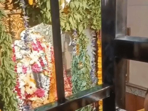 शारदीय नवरात्र के पहले दिन दुर्गा मंदिरों में उमड़े श्रद्धालु:भदोही के प्राचीन मंदिर में मंगला आरती के बाद खुले कपाट, घरों में हुई कलश स्थापना