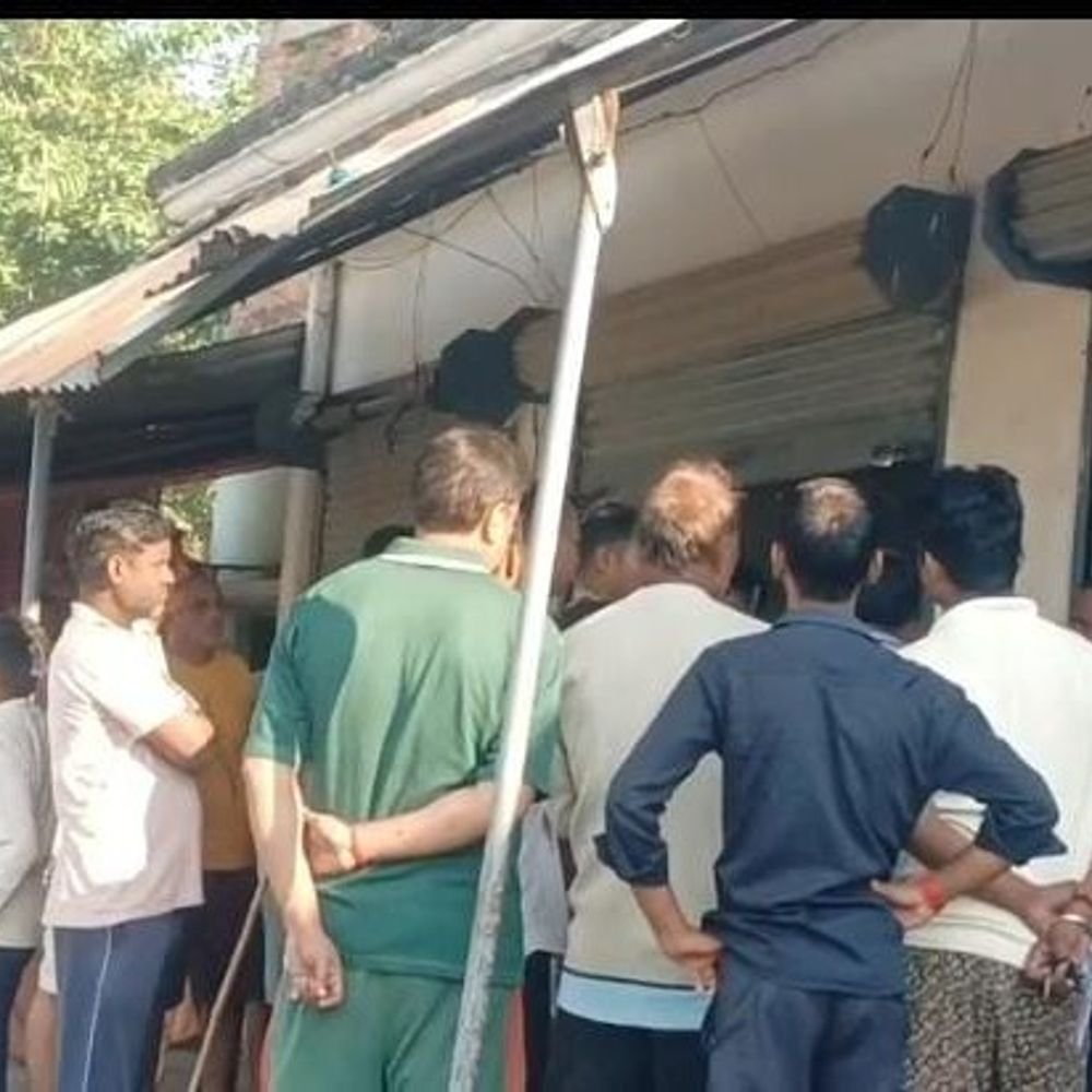 अम्बेडकरनगर में सिंघलपट्टी बाजार में तीन दुकानों के ताले टूटे:जनसेवा केंद्र और किराना दुकान से नकदी-सामान चोरी, पुलिस जांच में जुटी