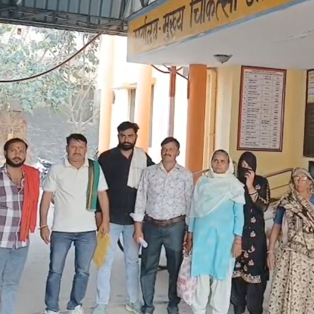 बुलंदशहर में अस्पताल की नर्स ने तीमारदार से हाथापाई की:निजी अस्पताल में तीमारदार से अभद्रता, मोबाइल छीनने की कोशिश